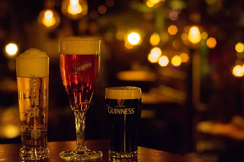 Ein helles Bier im Pokalglas und ein Guinness auf dem Tresen