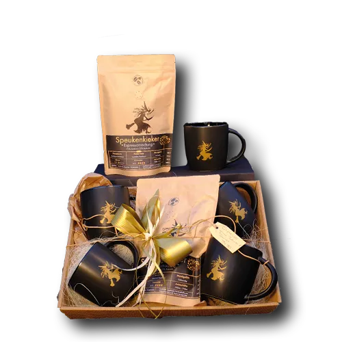 Geschenkbox mit Kaffeepackung und Bechern mit goldenem Hexenlogo